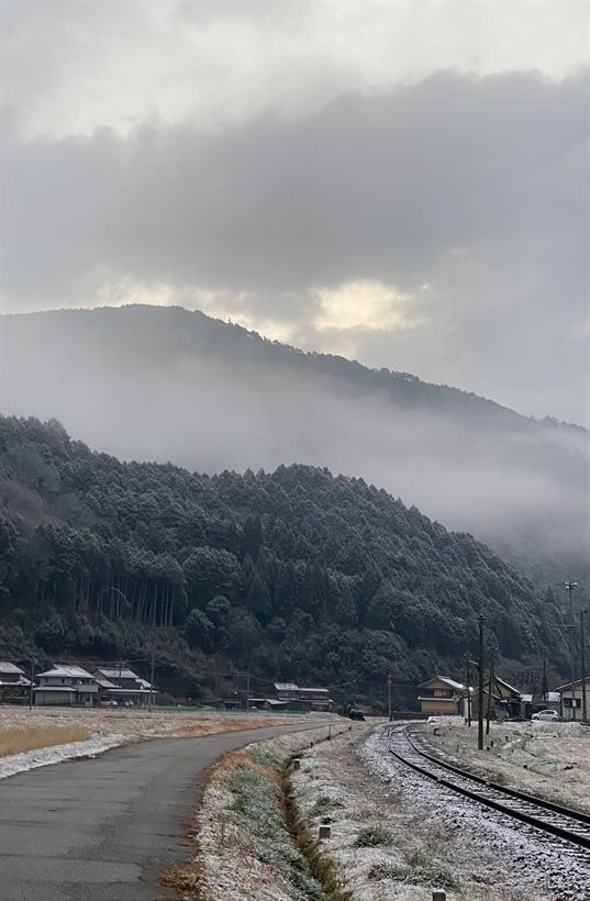 霧に包まれた山あいを走る線路
