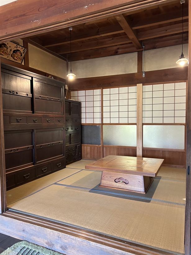 床の間と古道具のある落ち着いた和室