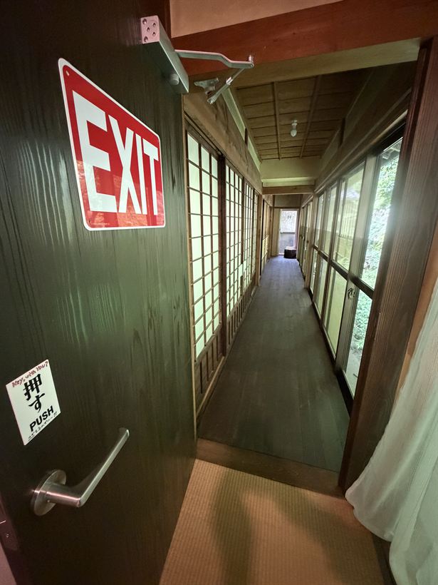 非常口のある館内の通路