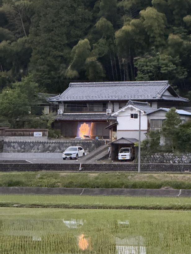 田んぼ越しに望む古民家の外観