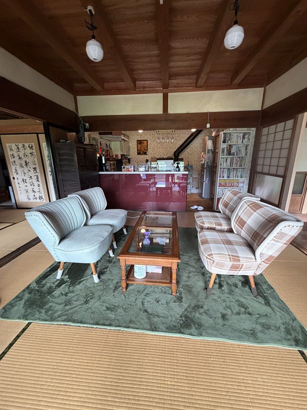 ソファを置いた寛ぎの和室