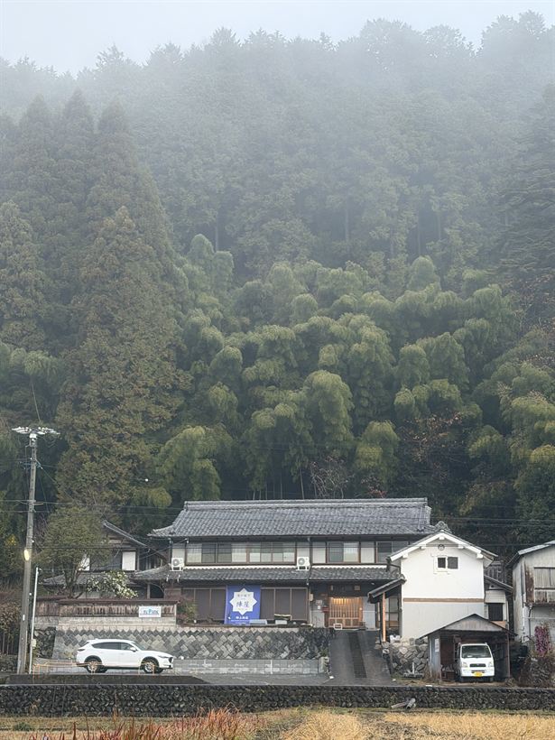 霧に包まれる山あいの集落