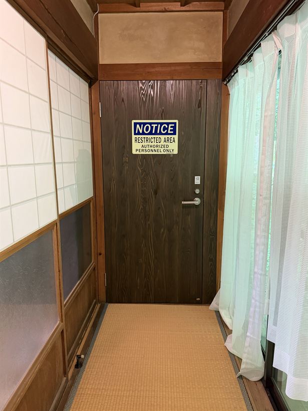 古民家の静かな廊下と客室の入口
