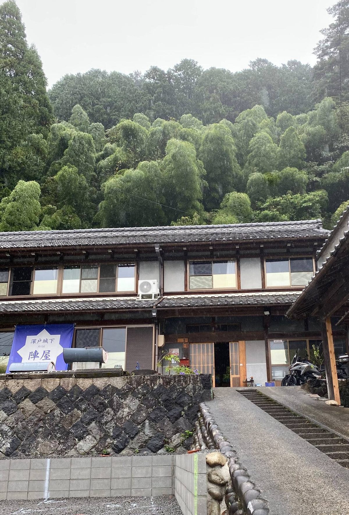 看板を掲げた深戸城下陣屋の古民家外観（昼）