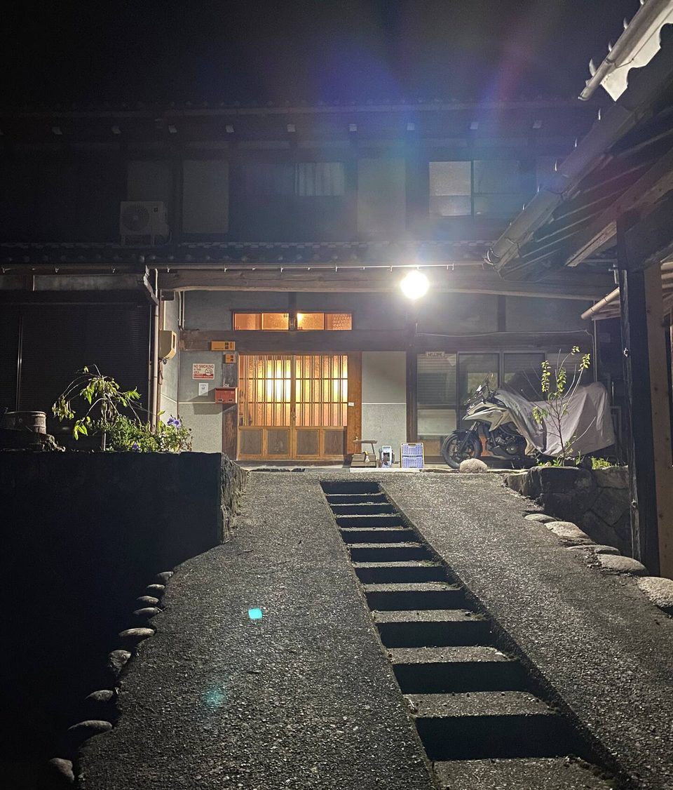 夜の石段と灯りのともる玄関