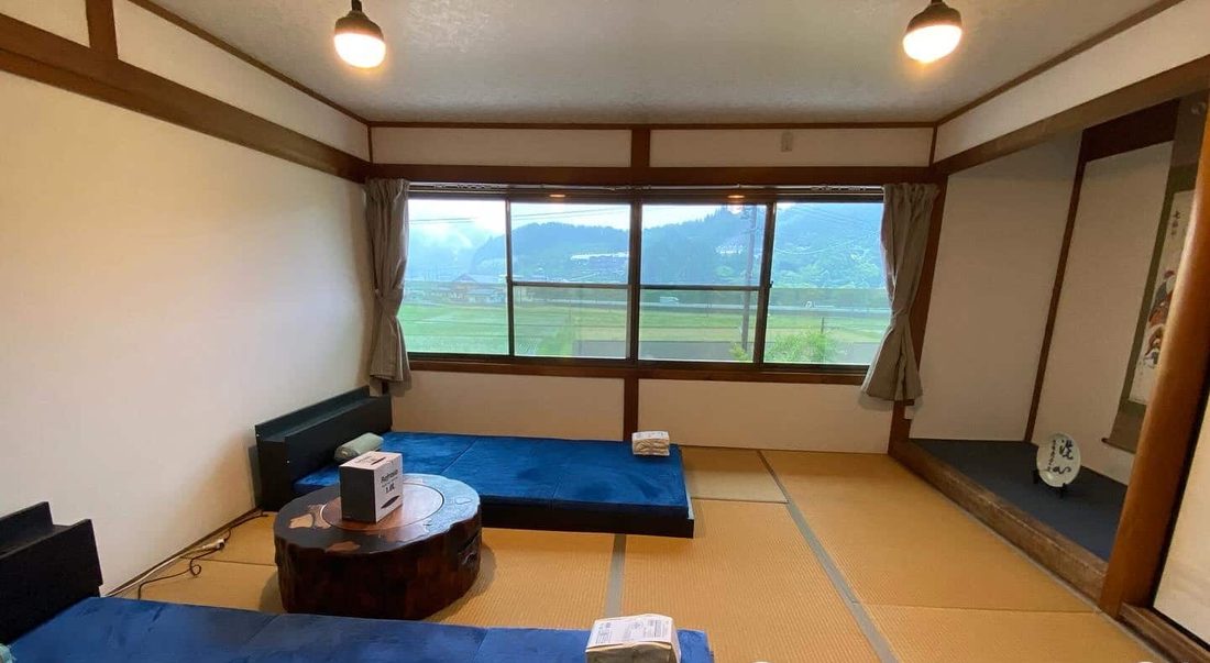 八畳の和室にシングルベッドが2台ある客室 room01