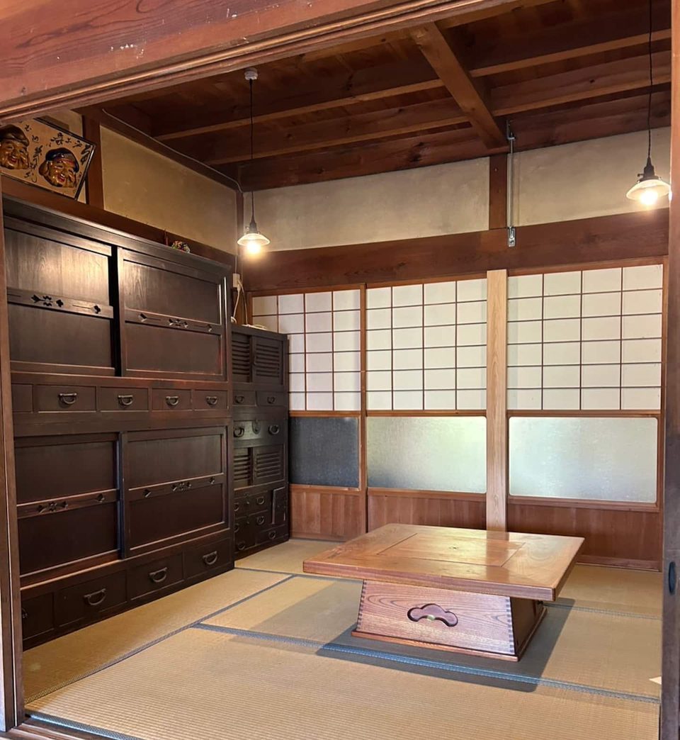 古道具と障子のある和室