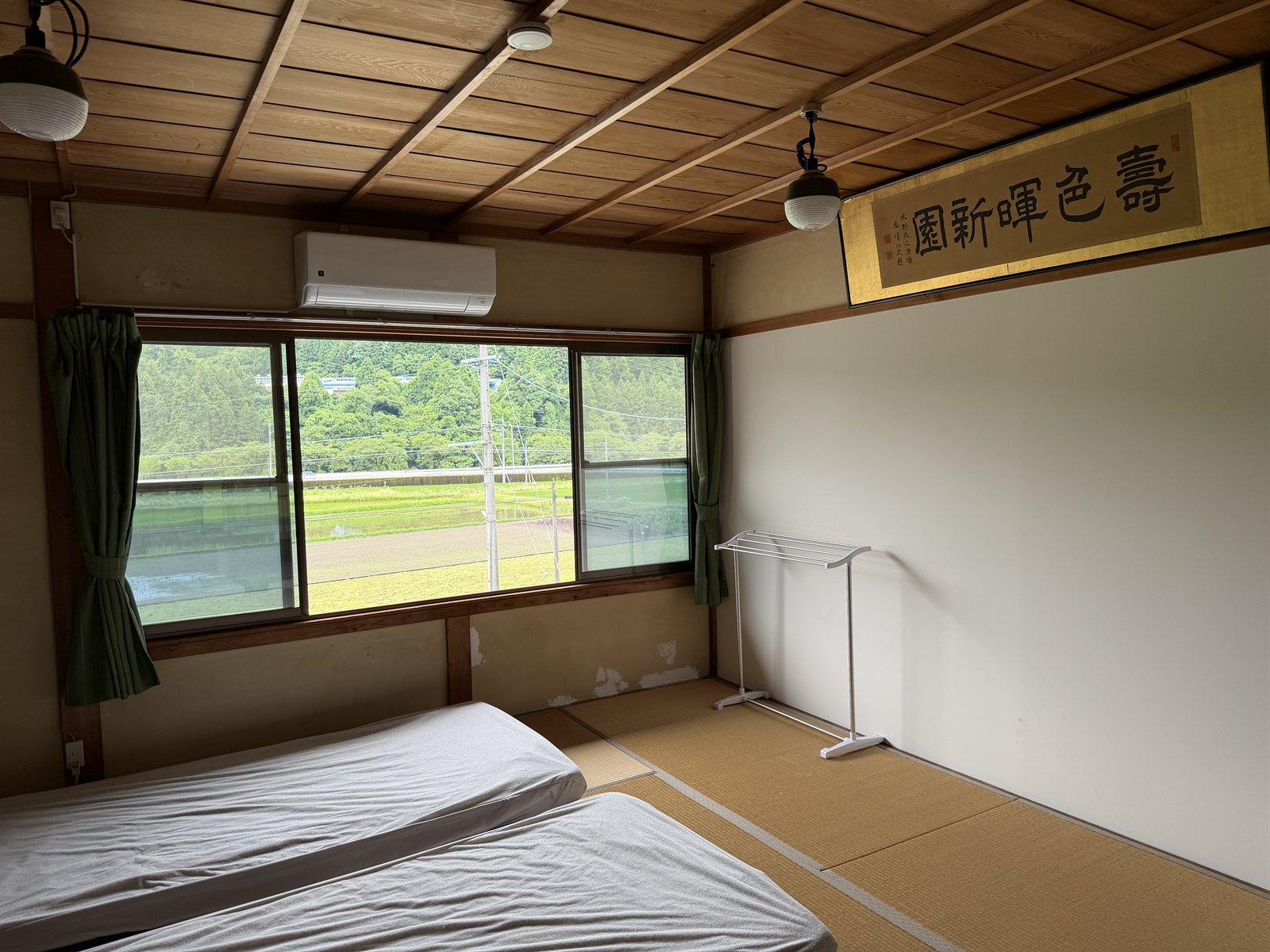 ベッドと古道具を配した若竹の間